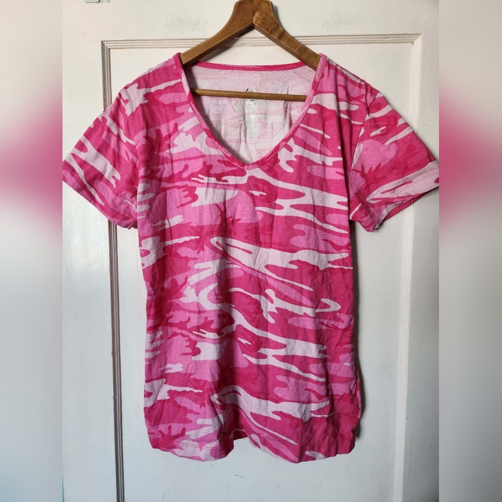 New Women's Hot Pink Camo Tee 💖🤍